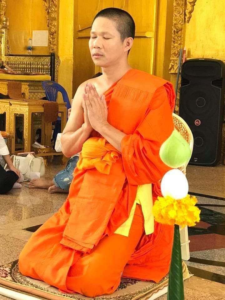 น้ำมันพระลักษณ์หน้าทอง (เจิมมหาเสน่ห์ เมตา) พระอาจารย์เอกลักษณ์