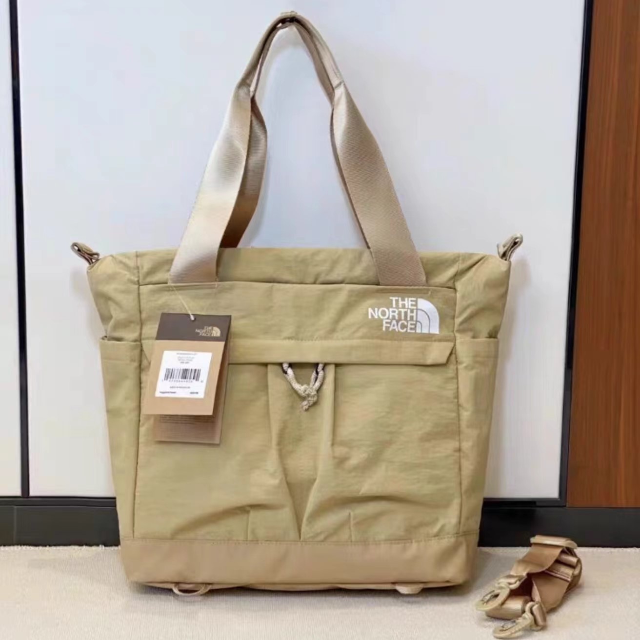 กระเป๋า The North Face Utility Tote สามารถใช้เป้นกระเป่าสะพาย หรือกระเป๋าถือได้ ของใหม่ ของแท้ พร้อมส่งจากไทย