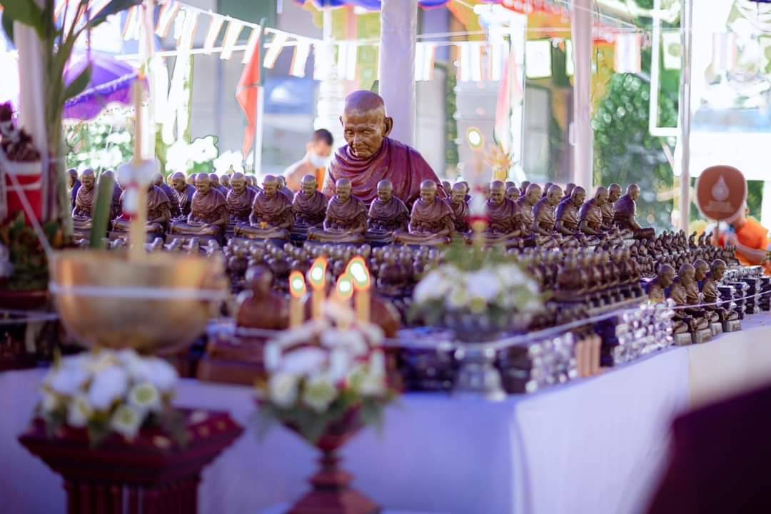 รูปเหมือนหลวงปู่ดู่ พรหมปัญโญ no.223 หน้าตัก 3 นิ้ว อิริยาบถเจริญพระกรรมฐาน