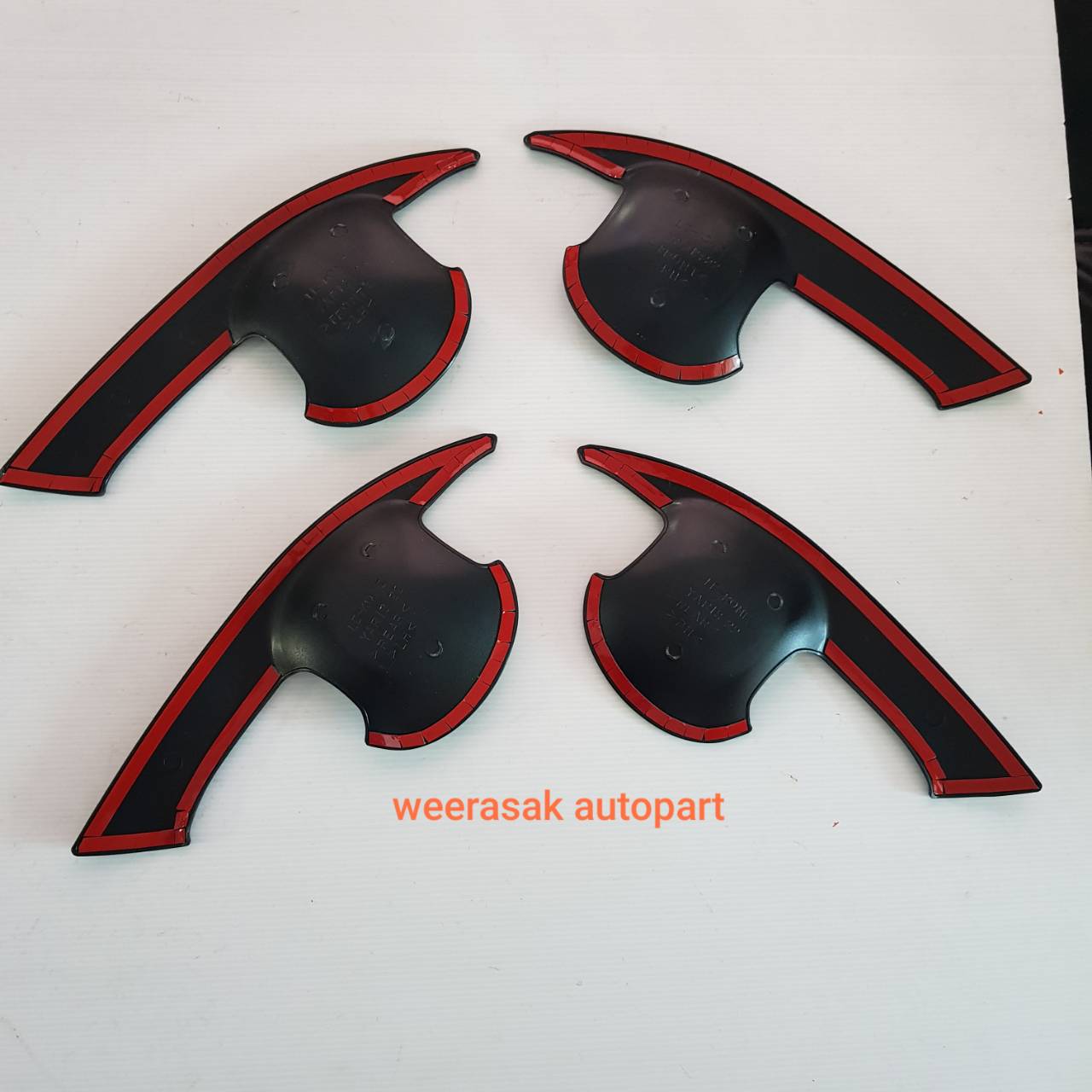 เบ้าประตู Toyota Yaris ATIV โตโยต้า ยาริส เอทีฟ 4 ประตู ปี 2022-ปัจจุบัน (สีดำเงา โลโก้สีแดง)