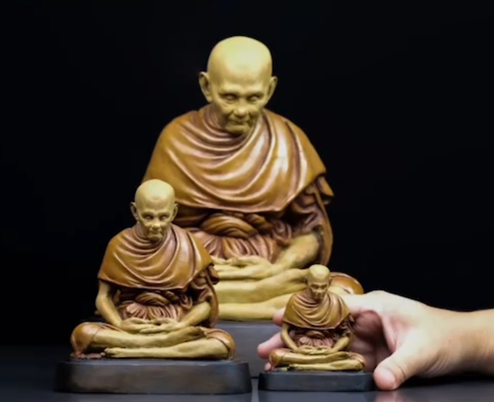 รูปเหมือนหลวงปู่ดู่ พรหมปัญโญ no.223 หน้าตัก 3 นิ้ว อิริยาบถเจริญพระกรรมฐาน