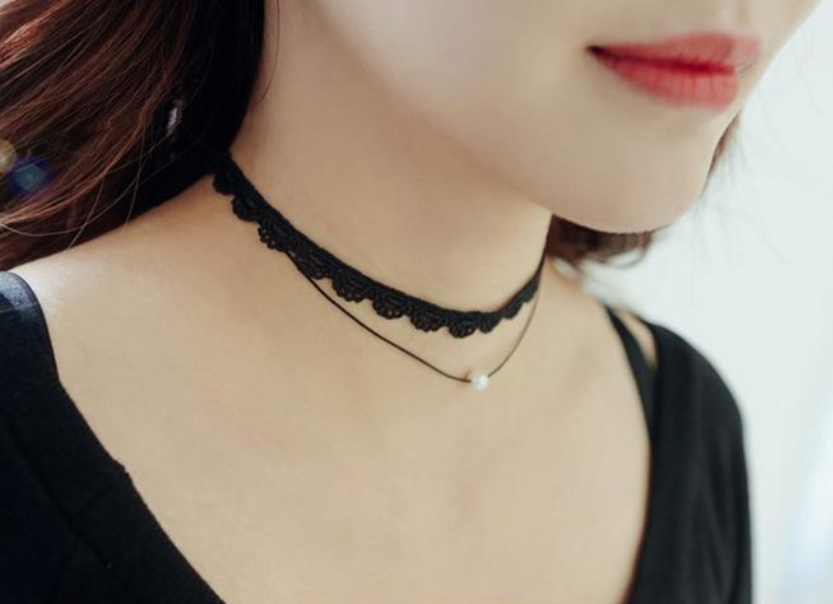 สร้อยคอโชคเกอร์ ลูกไม้สีดำ แต่งด้วยเชือกเล็กสีดำ ร้อยมุกตรงกลาง