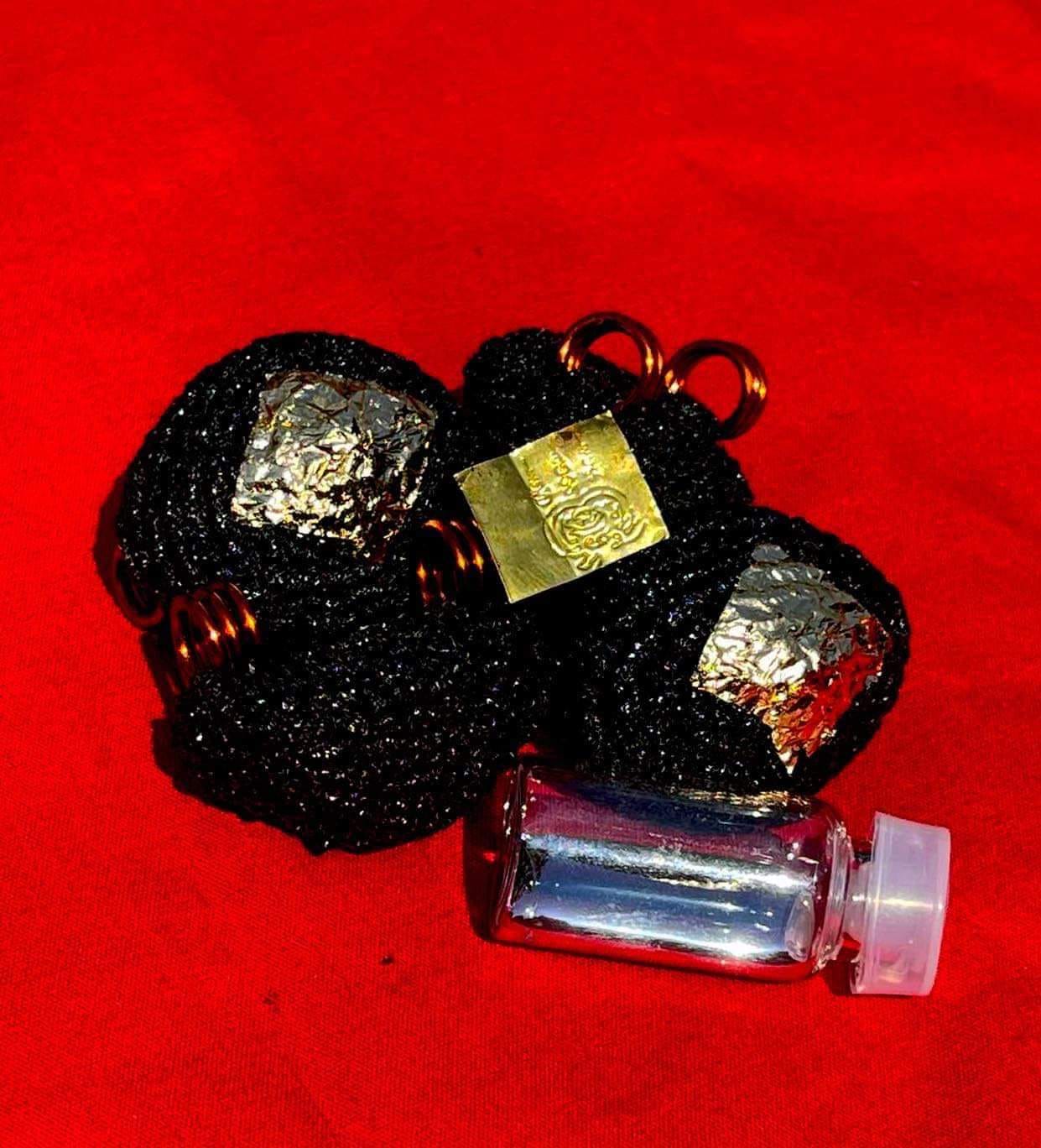 เบี้ยแก้ถักเชือกดำ บรรจุปรอท อุดมวลสารวิเศษ ฝังตะกรุดยันต์ฯ รุ่น มหาบารมี ลป.อิ่ม วัดทุ่งนาใหม่ ปี 66