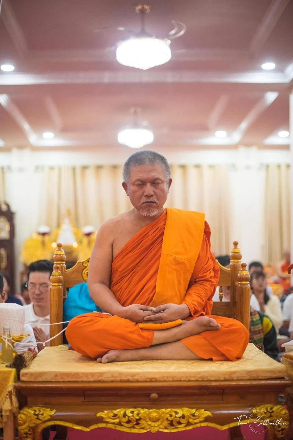 ลูกแก้วพุทธบารมีเปิดโลก (แก้วแดง) สุริยันต์ทรงกลด ฐานจาร (ไซส์ใหญ่ 5 cm) ลพ.เล็ก ลพ.บ๊ะ ลพ.ตุ๊ มหาสิงห์