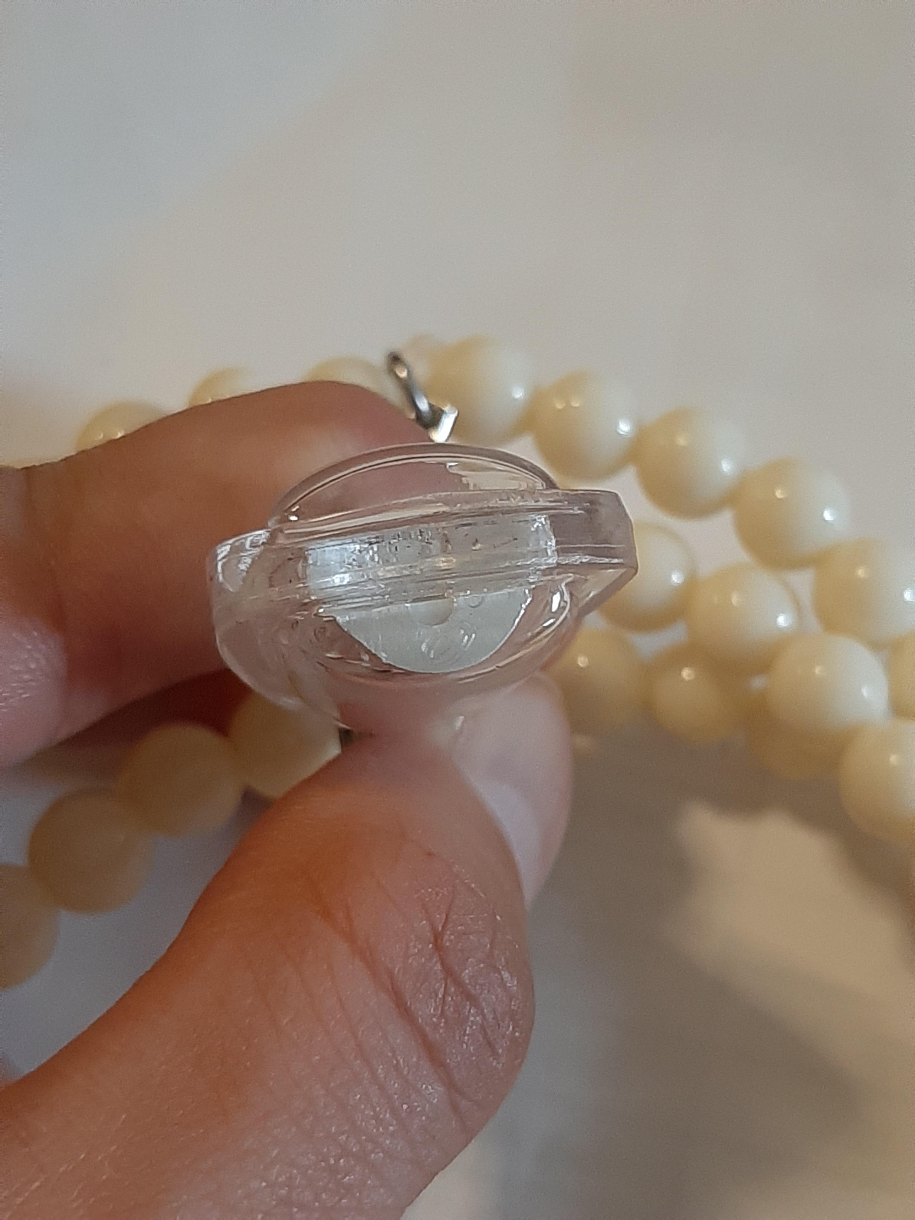 พระกริ่งจักรพรรดิกิมบ่เซี้ยง (เนื้อเงิน) พร้อมประคำสีขาวมุก