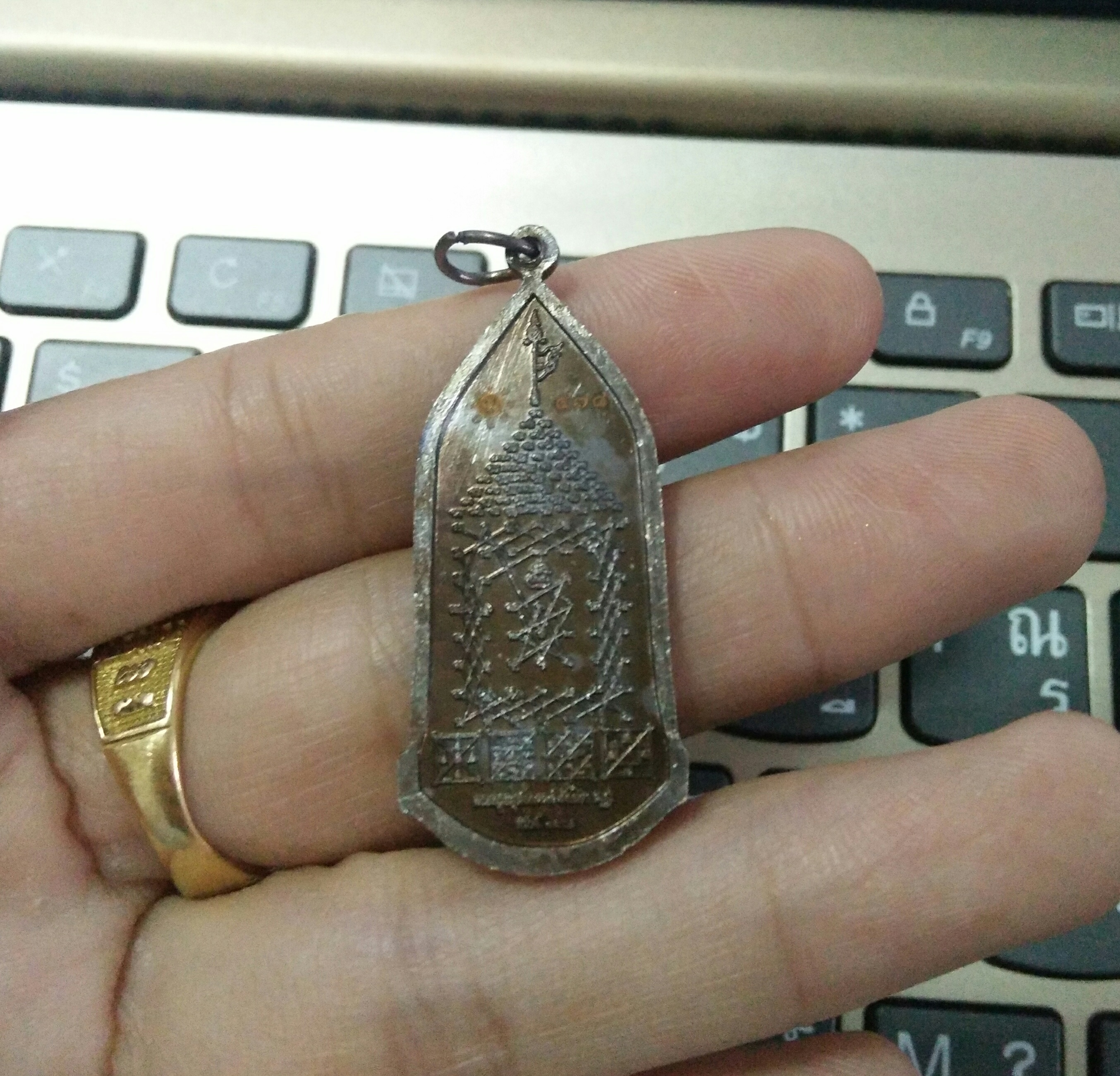 เหรียญพระร่วงกวาดลาน (มวลสารแผ่นยันต์มหาสะท้อน ลพ.เล็ก) วัดบึงลาดสวาย