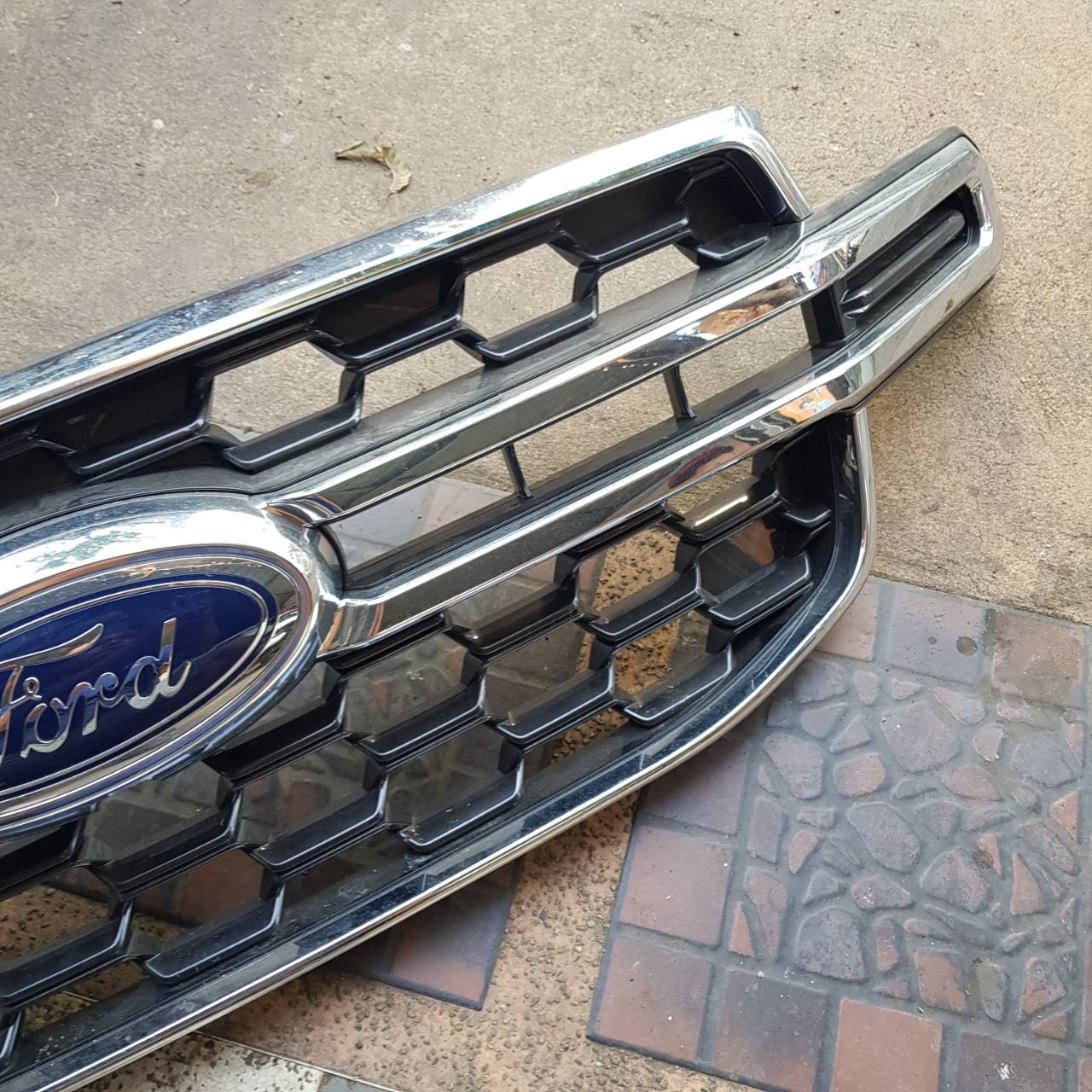 กระจังหน้า Ford Everest Next Gen ปี 2022 สีเงินโครเมียม รุ่นไม่มีกล้อง(มือสอง)