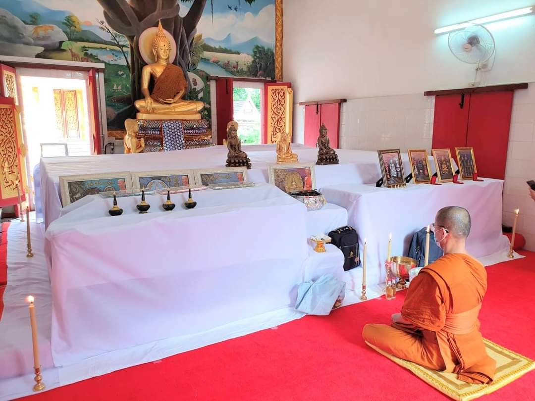 พระกริ่งสะท้านไตรภพ เนื้อเงินชนวนล้วน (อุดเกศา พระบรมสารีริกธาตุ) วัดท่าขนุน ปี 63 กรอบทองคำ (พระโชว์)