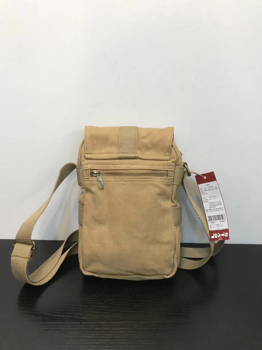 กระเป๋าสะพายข้าง Levi's Mini Messenger Bag ของใหม่ ของแท้ พร้อมส่งจากไทย กระเป๋าลีวายส์ กระเป๋าสะพายลีวายส์ กระเป๋าสะพายผู้ชาย