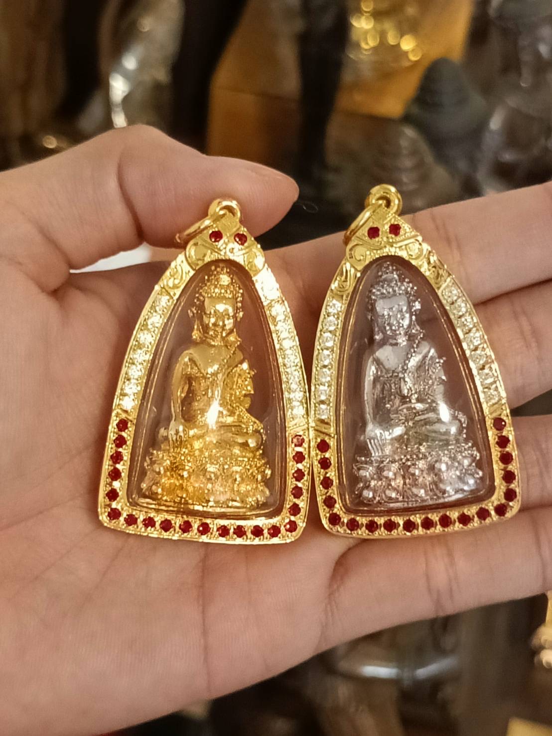 พระกริ่งพิชัยสงคราม รุ่น 2 หลวงพ่อเล็ก วัดท่าขนุน ปี 45 เลี่ยมกรอบเงินชุบทองคำล้อมพลอย