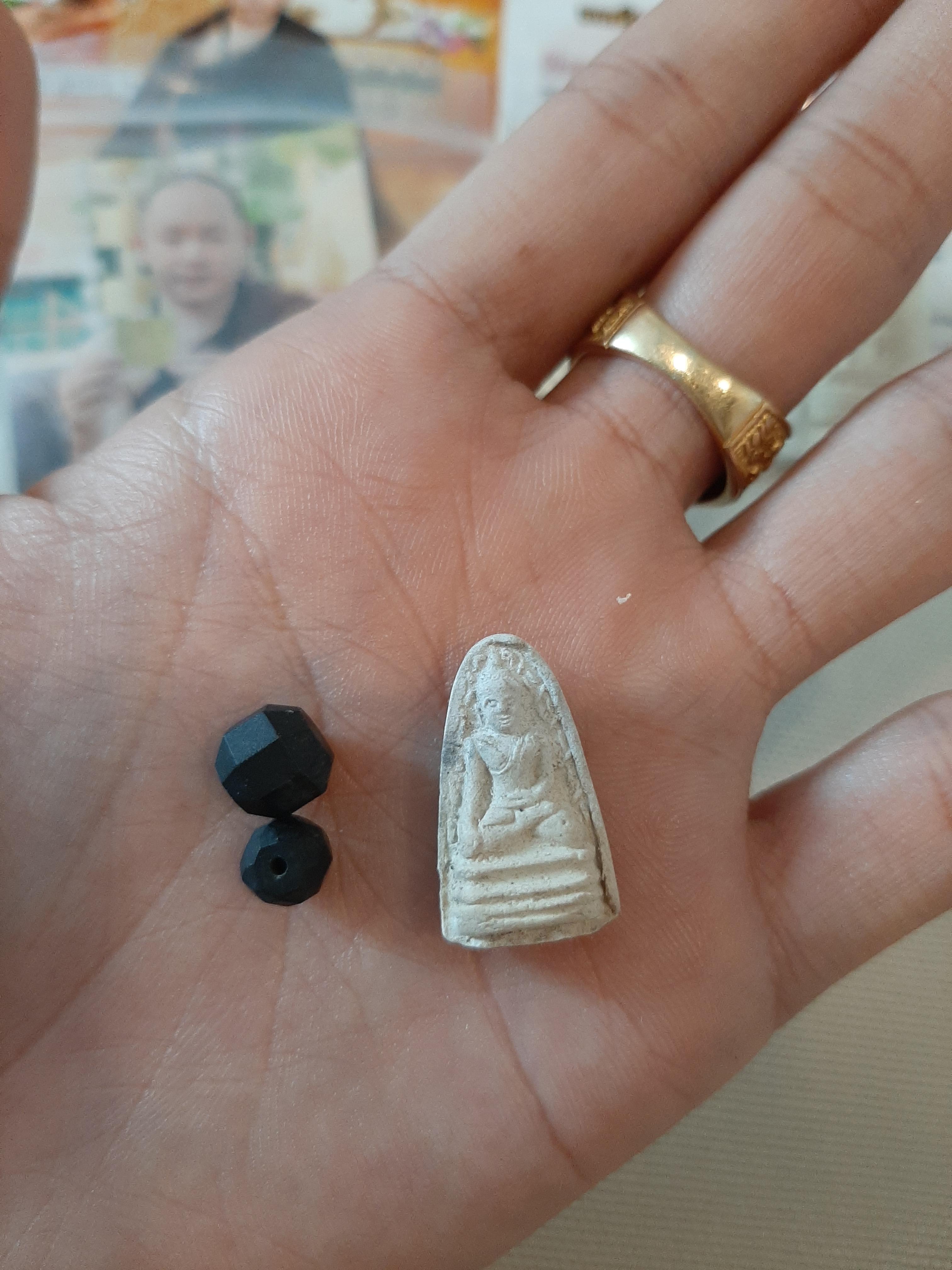 วัตถุมงคล 6 รายการ ที่ระลึกร่วมบุญพิธีสวดคาถาเงินล้าน 108 จบ (รายได้รายการนี้ร่วมงานบุญ 100%)