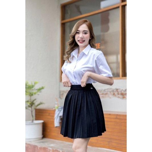 เสื้อผ้าแฟชั่นผู้หญิง กระโปรงนักศึกษา ทรงบอย oversize ไม่มีกระเป๋าไม่เข้ารูป หลังว่าง