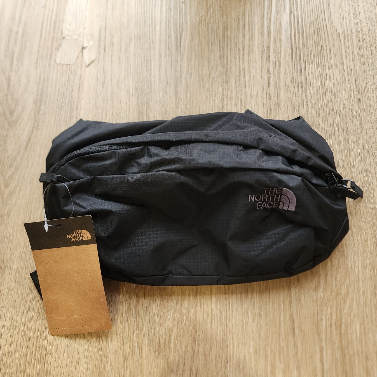 กระเป๋าคาดอก The North Face Glam Hip Bag ของใหม่ ของแท้ พร้อมส่งจากไทย