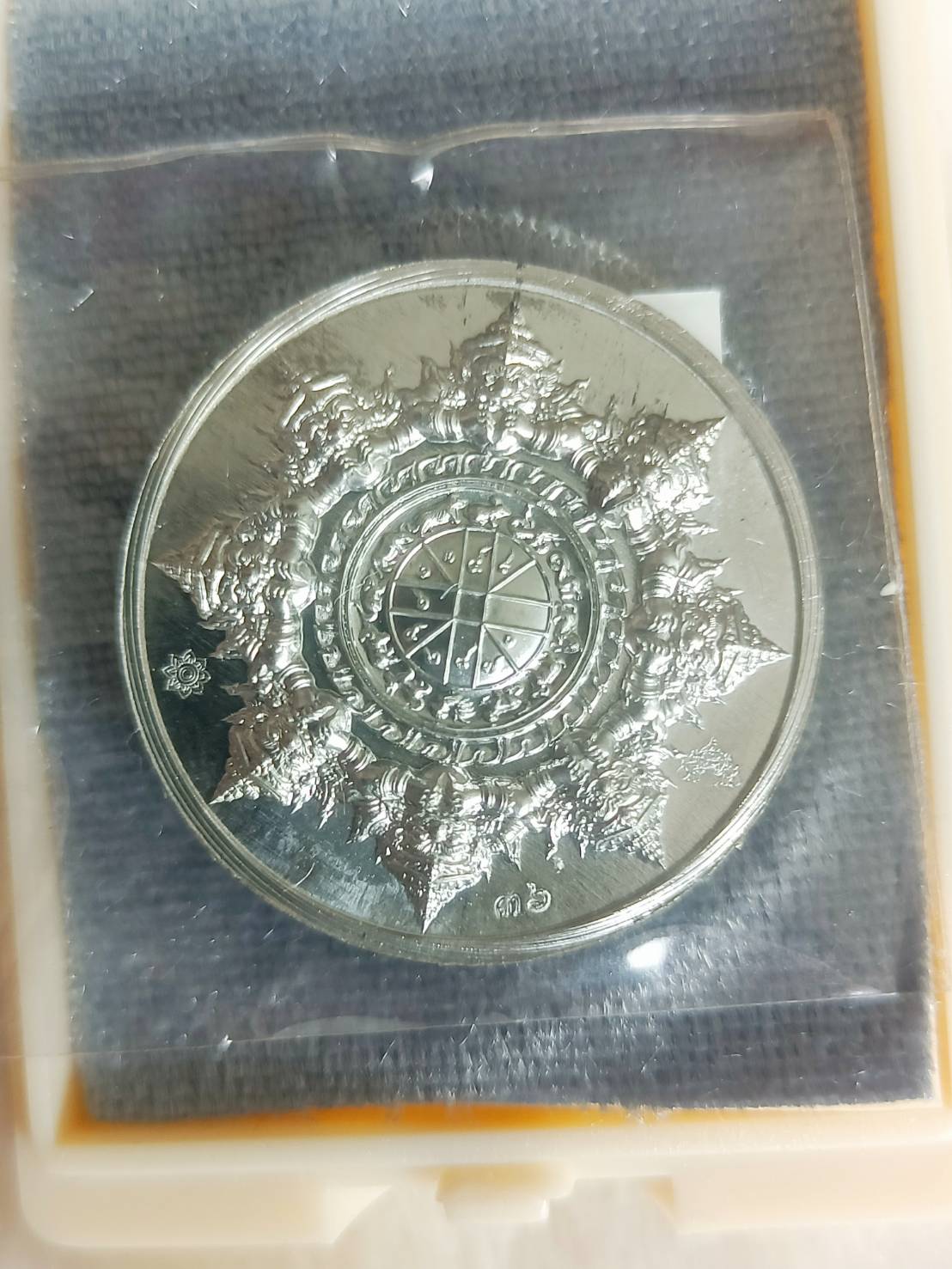 เหรียญพระโพธิสัตว์พังพะกาฬ ดีบุกผสมชนวนเงิน(ชนวนแบบเงินในลังทองคำ) รุ่น เจ้าสัวพันล้าน โดย บอย ท่าพระจันทร์ มวลสารพิธีดี