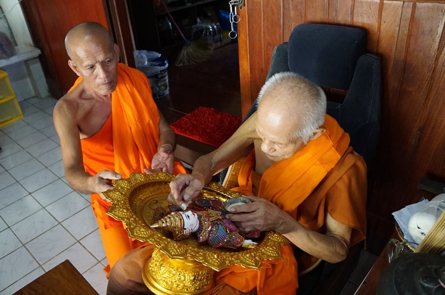 หุ่นพยนต์ หลวงปู่แก่น วัดเขื่อนท่าทุ่งนาประชาสรรค์ ปี 58