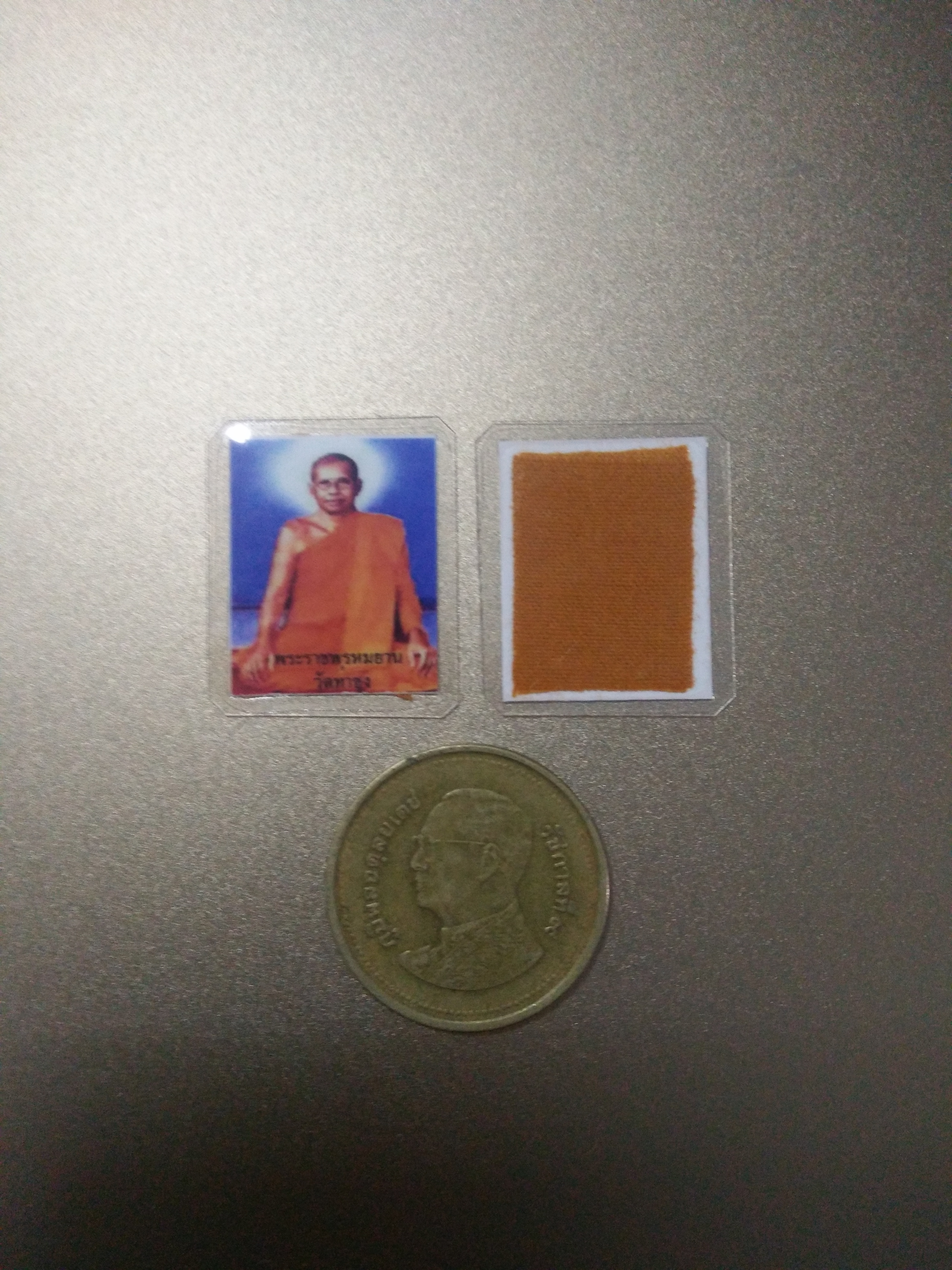 ภาพหลวงพ่อฤาษีลิงดำ ด้านหลังติดจีวร (1.5 x 2 ซม.) แบบ 5