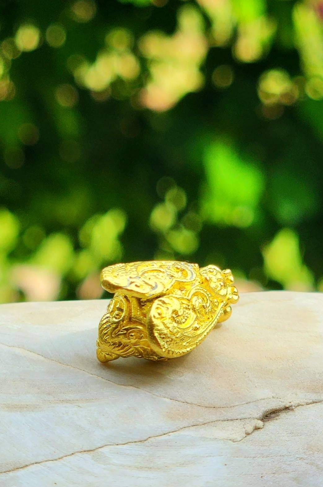 สลาเหิร (แมลงภู่คำ) อุดผงมวลสารวิเศษ ลพ.เอก