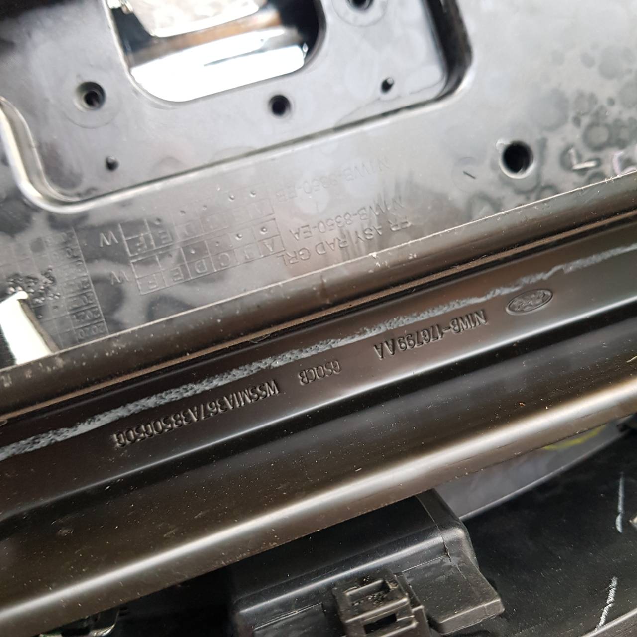 กระจังหน้า Ford Everest Next Gen ปี 2022 สีเงินโครเมียม รุ่นไม่มีกล้อง(มือสอง)