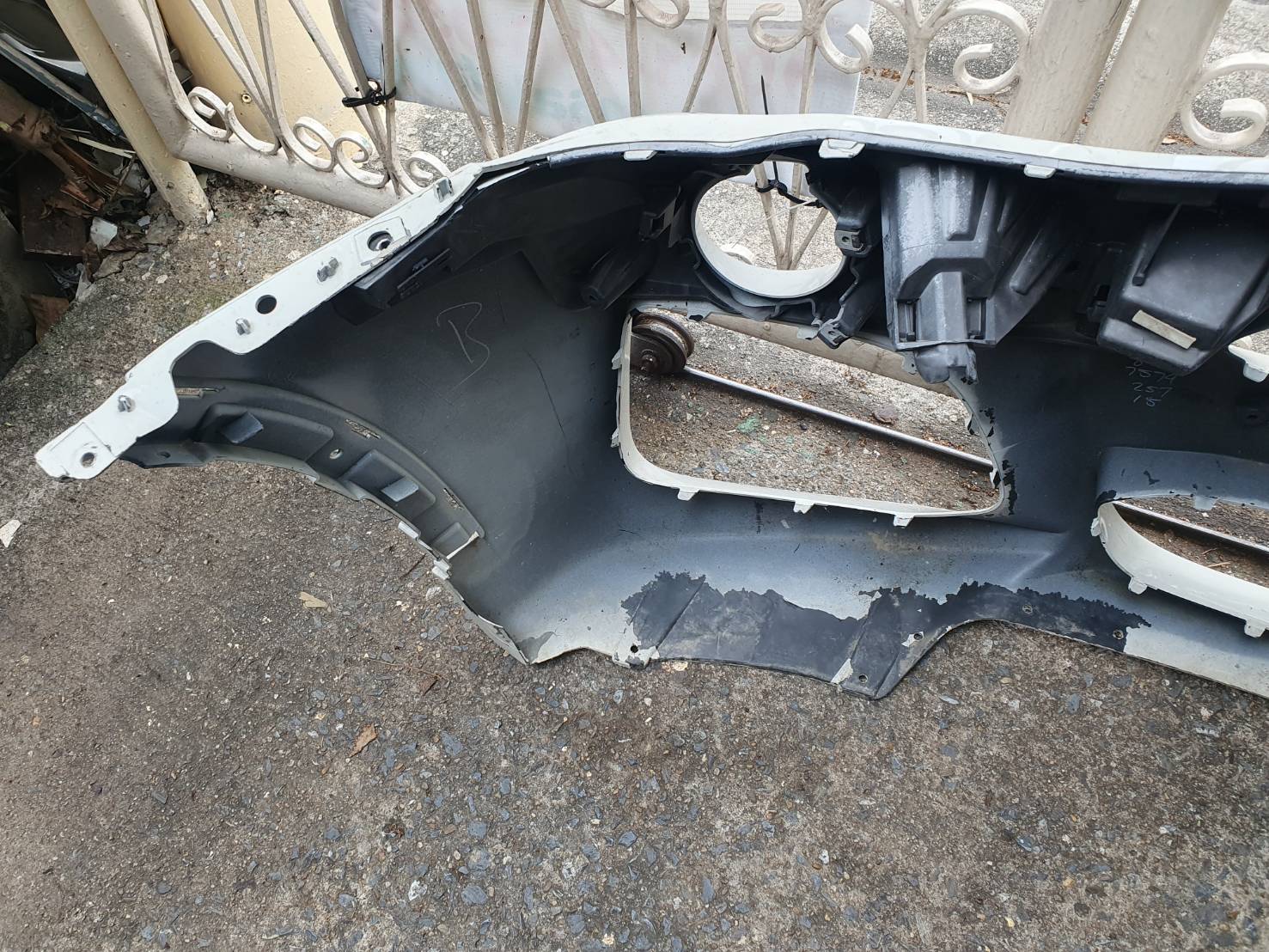 กันชนหน้า มือสอง BMW F25 สีขาว หูครบ ไม่ฉีกขาด ขายตามสภาพ