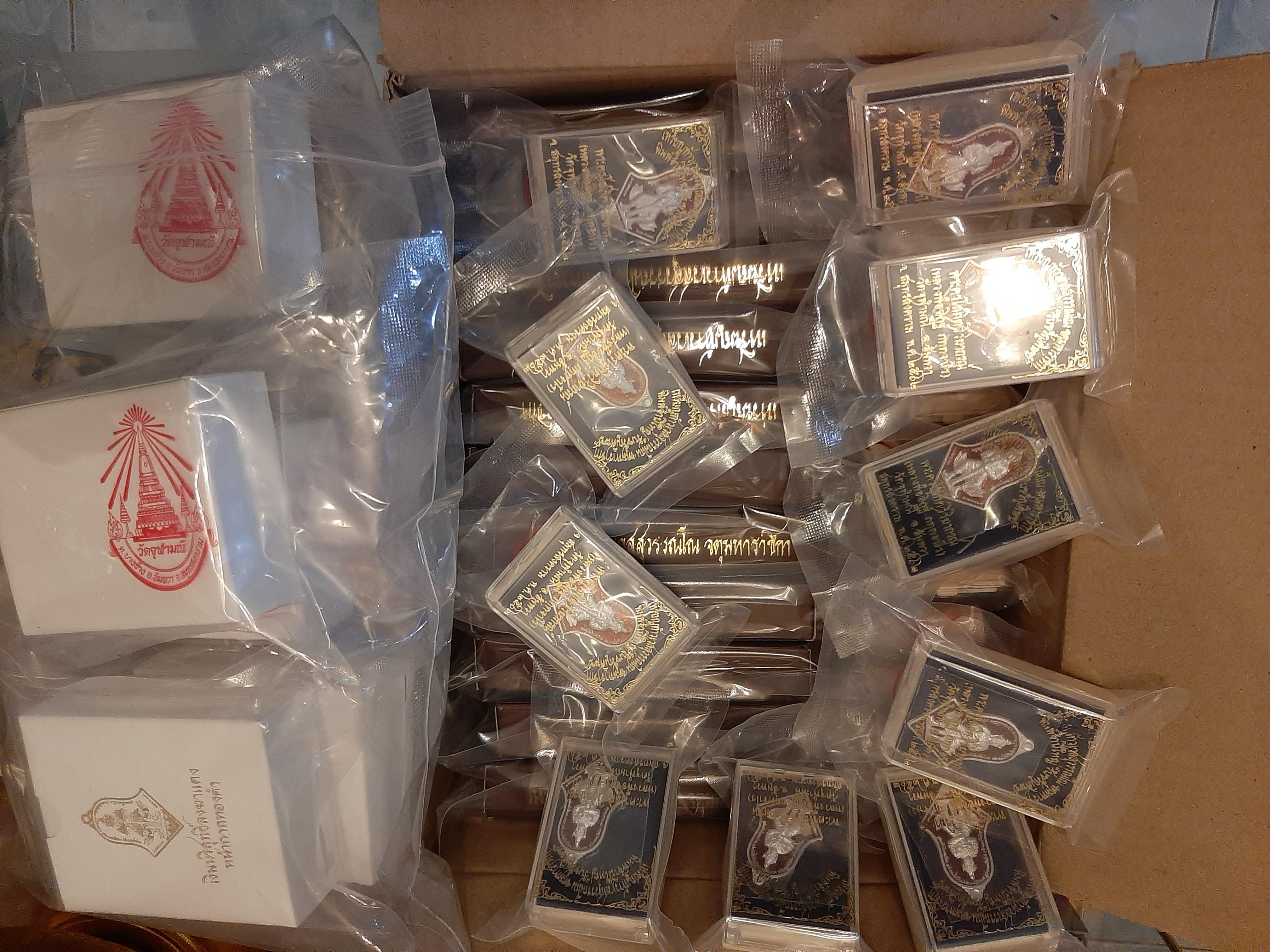 เหรียญท้าวเวสสุวรรณ พิมพ์ทรงจำปี รุ่น รับขวัญศิษย์ (ทองคำ,กรรมการ, เงิน,ลงยา)