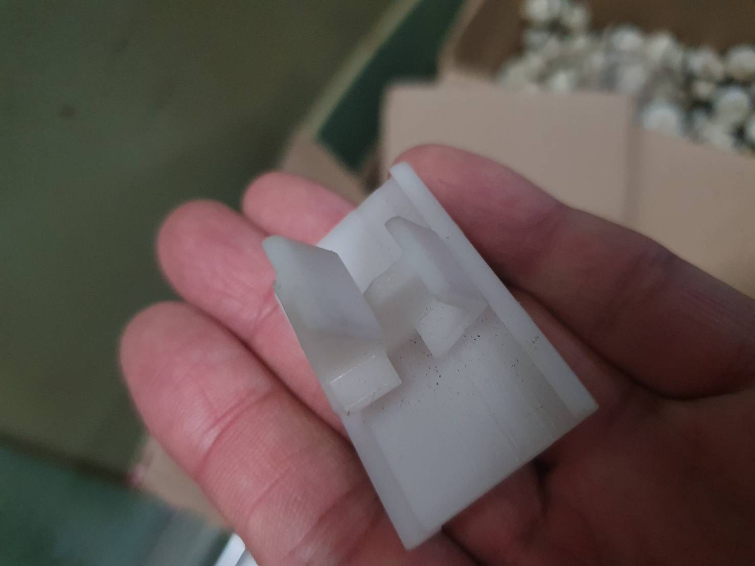 ตัวยึด มือสอง Benz มีหลายชิ้น หลายแบบ ตามรูป ชิ้นละ 10 บาท