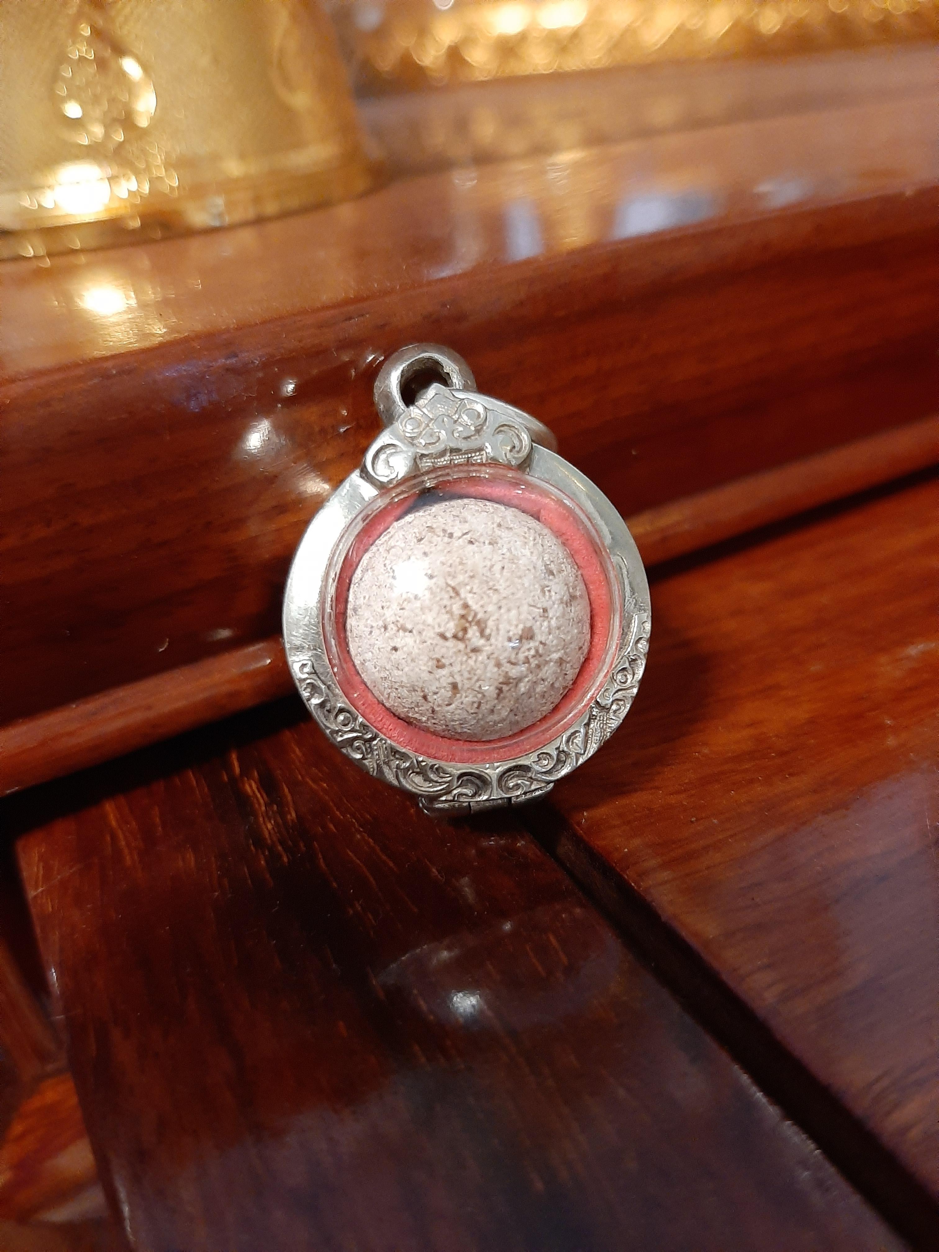 "ลูกอมผงมหากาฬ" ที่เข้าสมโภชที่ตักหลวงปู่ (พิธีพระอาทิตย์ทรงกลด) นำเข้าพิธี ลพ.เล็ก พุทธาภิเษก