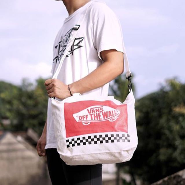 กระเป๋าผ้าสะพายข้าง Vans - Beige Crossbody Tote Bag รุ่นพิเศษจากญี่ปุ่น ของใหม่ ของแท้ พร้อมส่ง