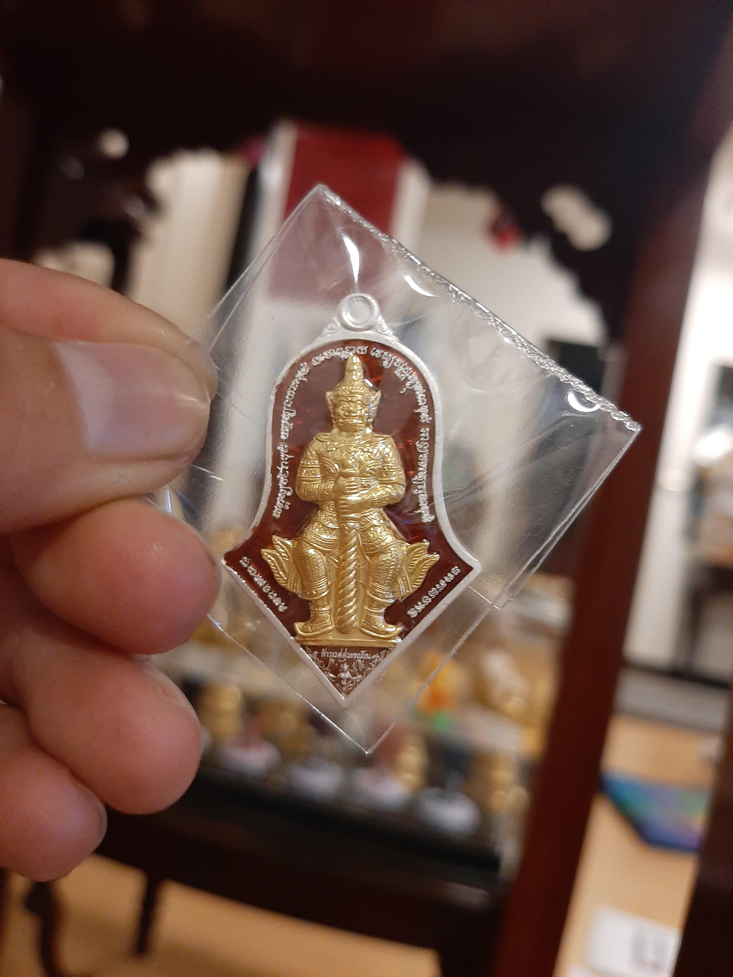 เหรียญท้าวเวสสุวรรณ เนื้องเงินลงยาแดงหน้ากากทองดำ (พิมพ์ใหญ่) No.649 รุ่น รับขวัญศิษย์ ปี 62