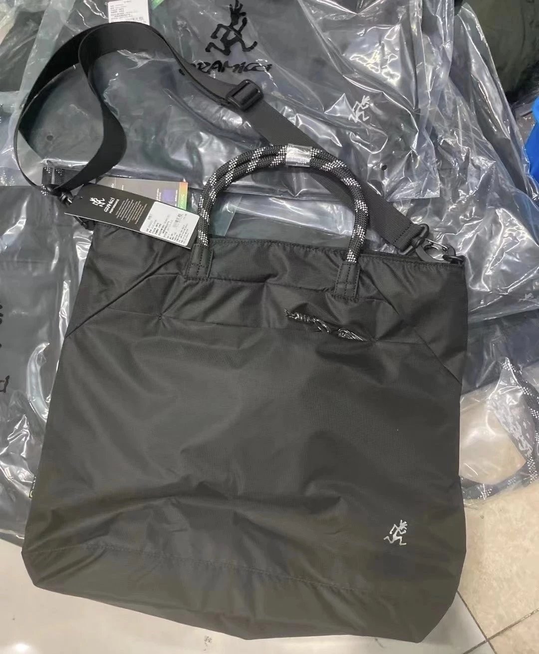 กระเป๋า Gramicci Waterproof Messenger Bag รุ่นพิเศษจากญี่ปุ่น กระเป๋าสะพาย ของใหม่ ของแท้ พร้อมส่ง