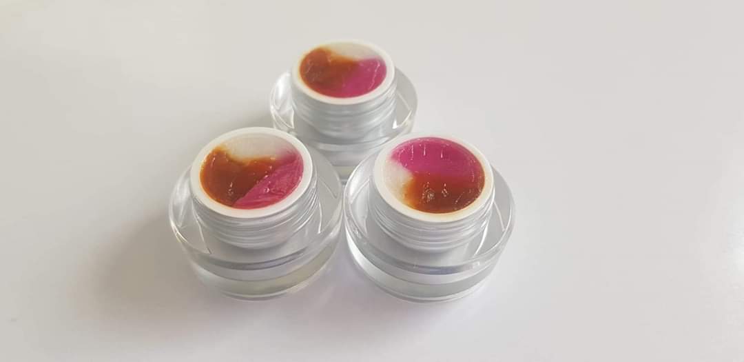 สีผึ้ง ๓ สี ๓ สาวพรหมจรรย์ สุดยอดเสน่ห์เมตา วัดพุทธพรหมยาน ลพ.เล็กร่วมเสก