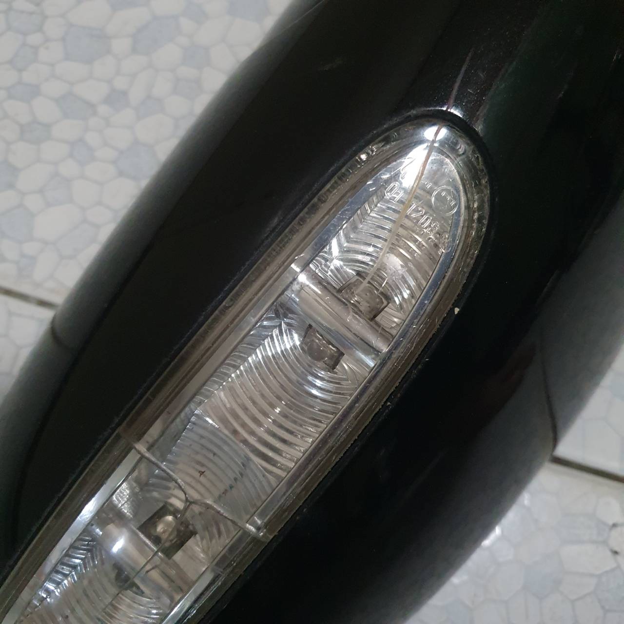 กระจกมองข้าง Benz W209 ข้างซ้าย สีดำ มือสอง เลนส์กระจกไม่แตก ไฟเลี้ยวแตก