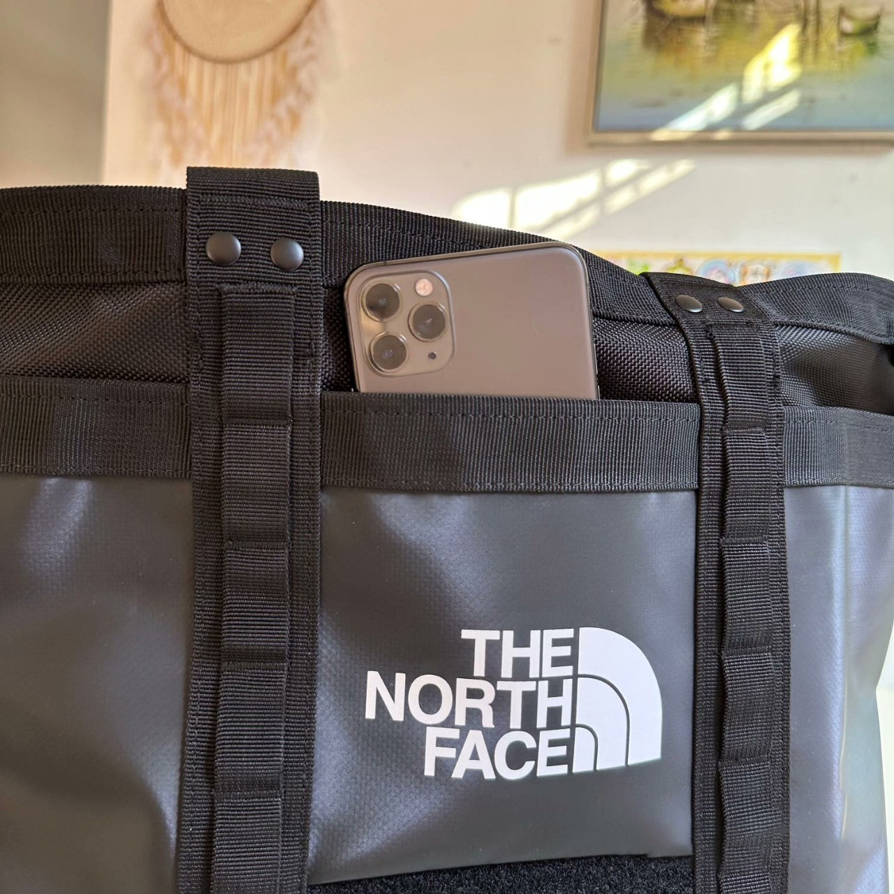 กระเป๋า The North Face Explorer Utility Tote สามารถใช้เป้นกระเป่าสะพาย หรือกระเป๋าถือได้ ของใหม่ ของแท้ พร้อมส่งจากไทย