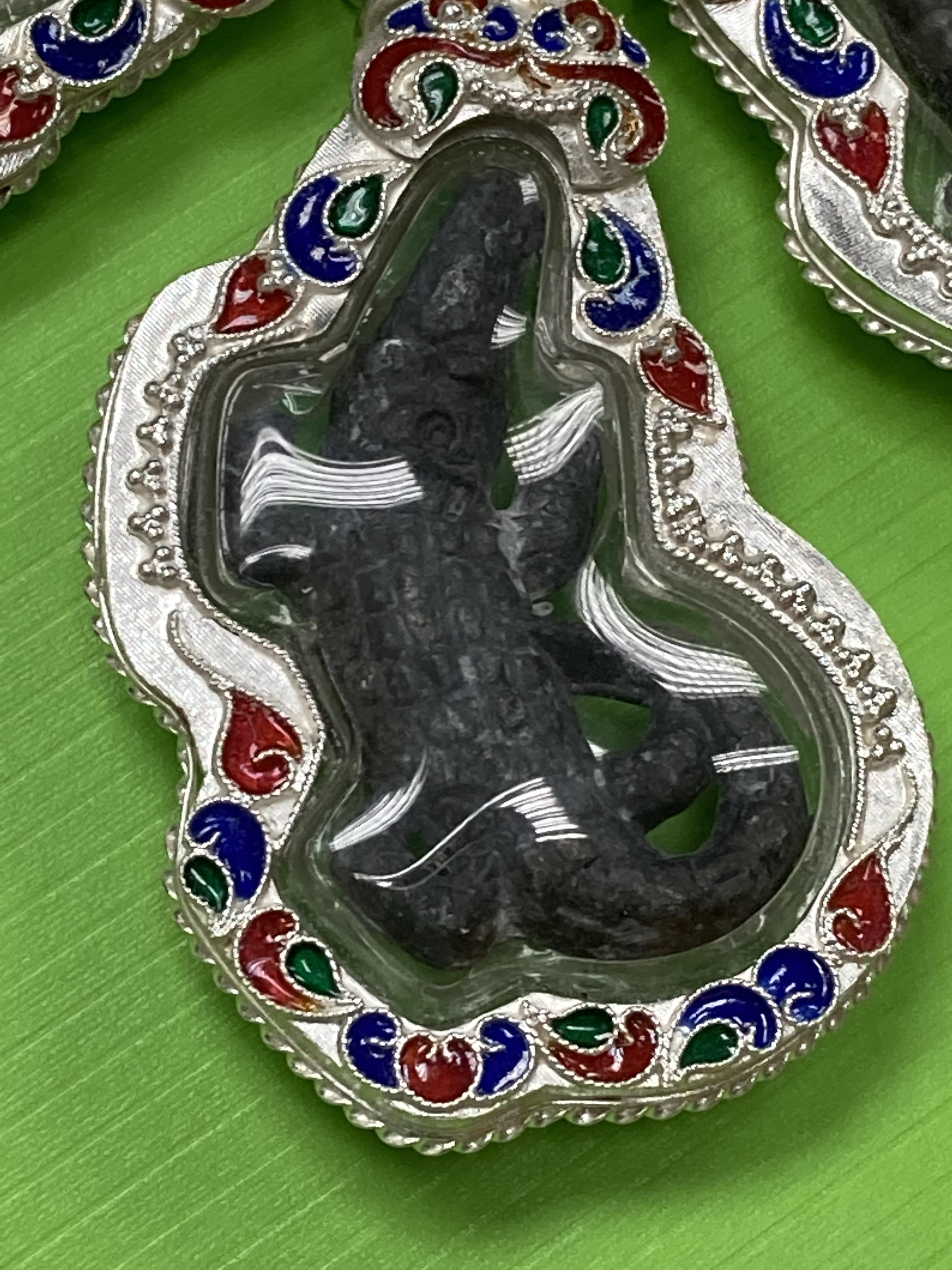 จระเข้โทน รุ่น 2 หลวงพ่อสนิท ปี 2516 เลี่ยมกรอบเงินลงยา (สั่งเกลี่ยมรอประมาณ ๑ สัปดาห์)