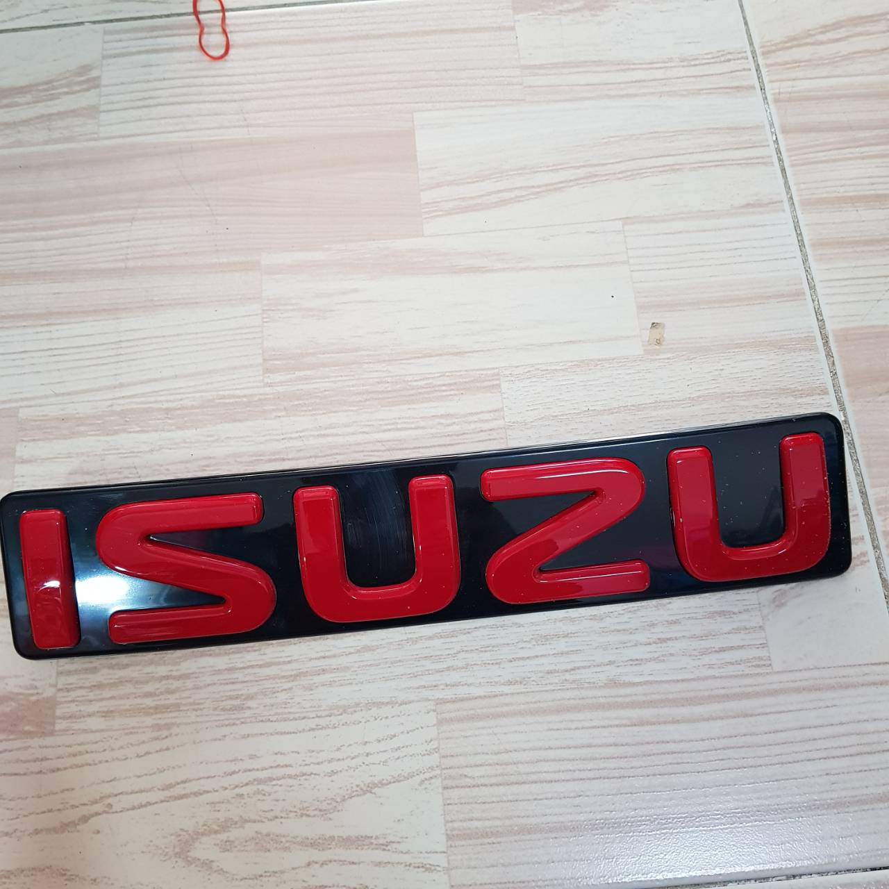 กระจังหน้า โครเมียม ISUZU DMAX ปี 2017(มือสอง) 1000 บาท และ โลโก้ ISUZU สีแดงพื้นดำ(ของใหม่)500 บาท