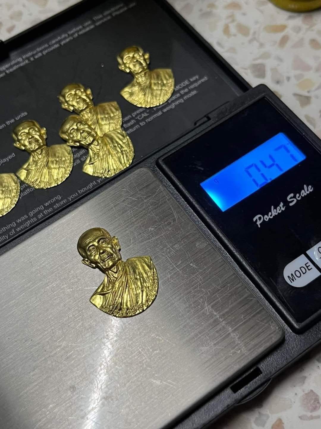 เหรียญหลวงปู่โต๊ะเนื้อเงินลงยาแดงหน้ากากทองคำ no.๒๖ (1 ใน 136 องค์) รุ่น ซื้อที่ดิน (ลป.โต๊ะสงเคราะห์ในพิธี) หลวงพ่อเล็กพุทธาภิเษก