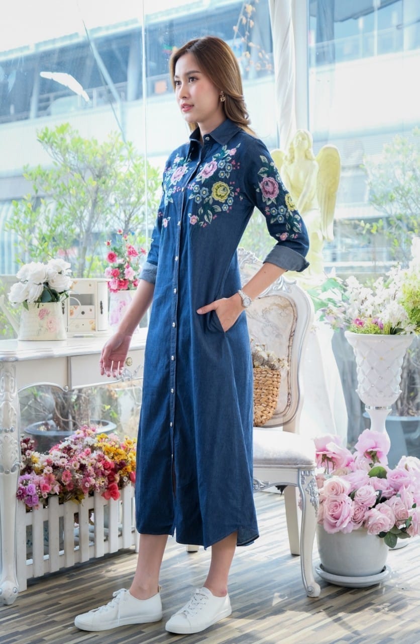 เดรสยีนส์ #7965 (42/44/46) เดรสยีนส์ปักลายสวยหรูคอเชิ้ต(ชุดยีนส์ยาว) ผ้ายีนส์เนื้อนิ่ม ใส่สบาย ไม่ร้อน ปักลายดอกไม้สวยสดใส ใส่ได้หลายโอกาส