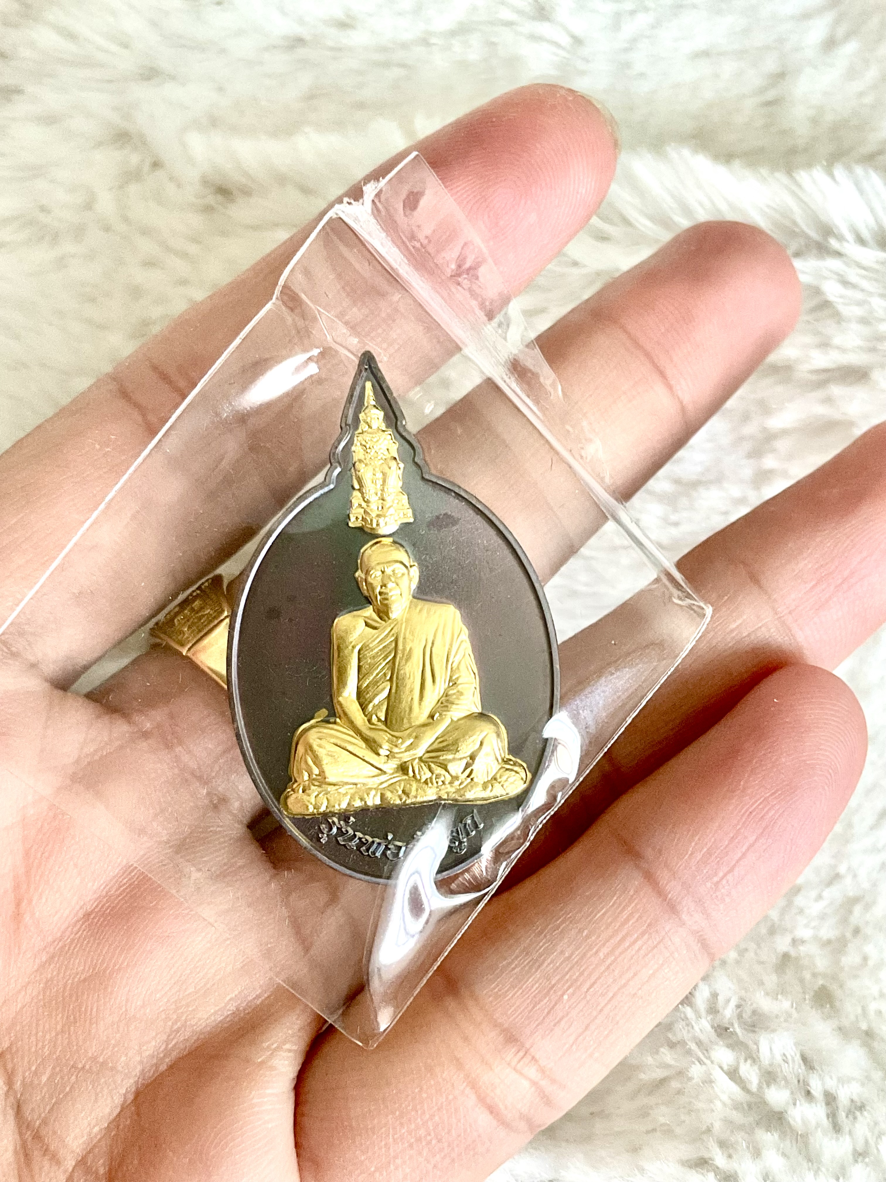 เหรียญไหว้ครู รุ่น พ่อรักลูก เนื้อนวะโลหะหน้ากากทองคำ No.38 วัดพุทธพรหมยาน