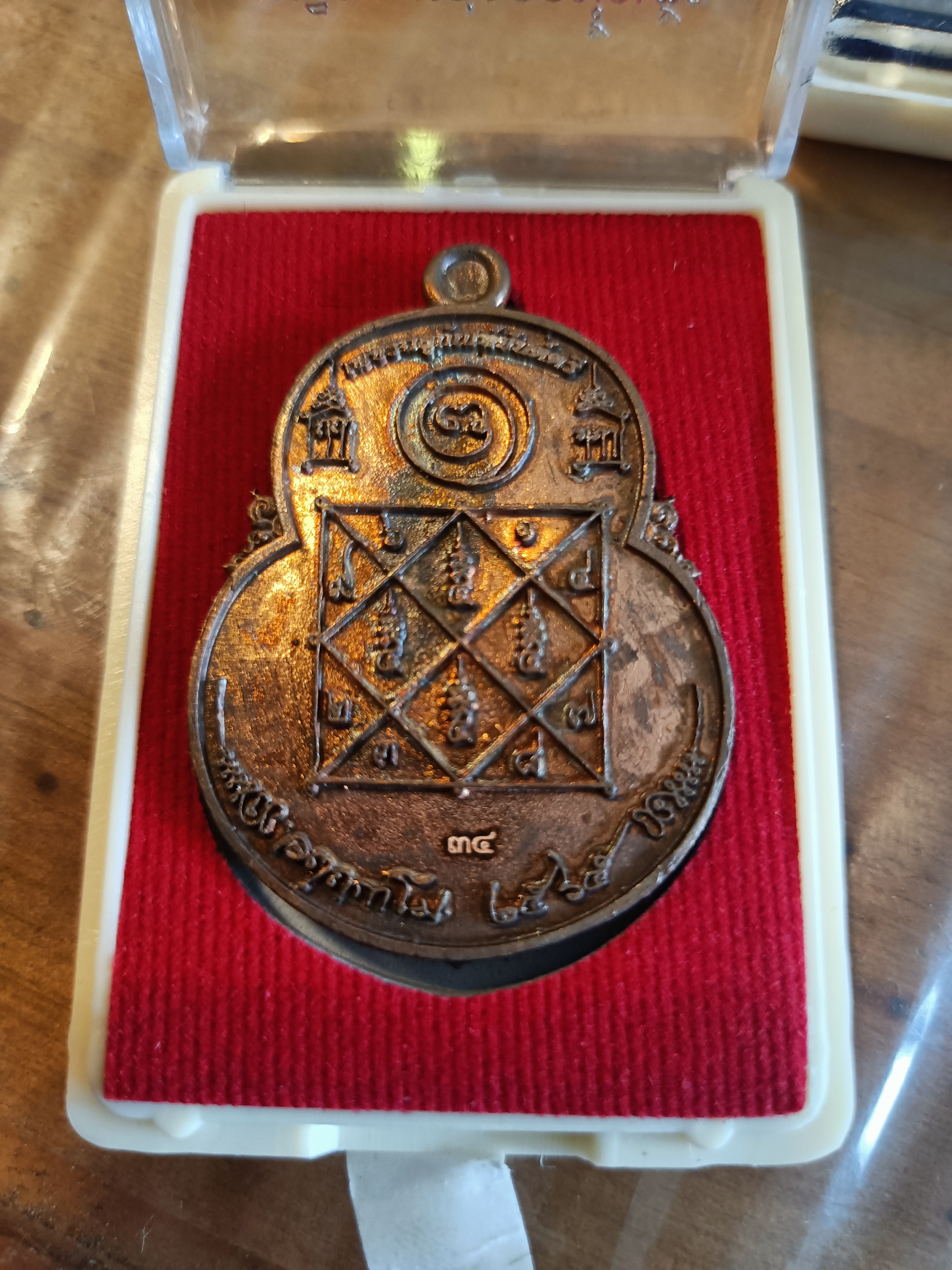 เหรียญหล่อคอน้ำเต้าเนื้อสำริดชนวน ปู่เพชรฉลูกัณฑ์ยันต์ตรี ออกที่วัดตึกหิรัญราษฎร์ ลพ.เล็ก วัดท่าขนุนร่วมเสก