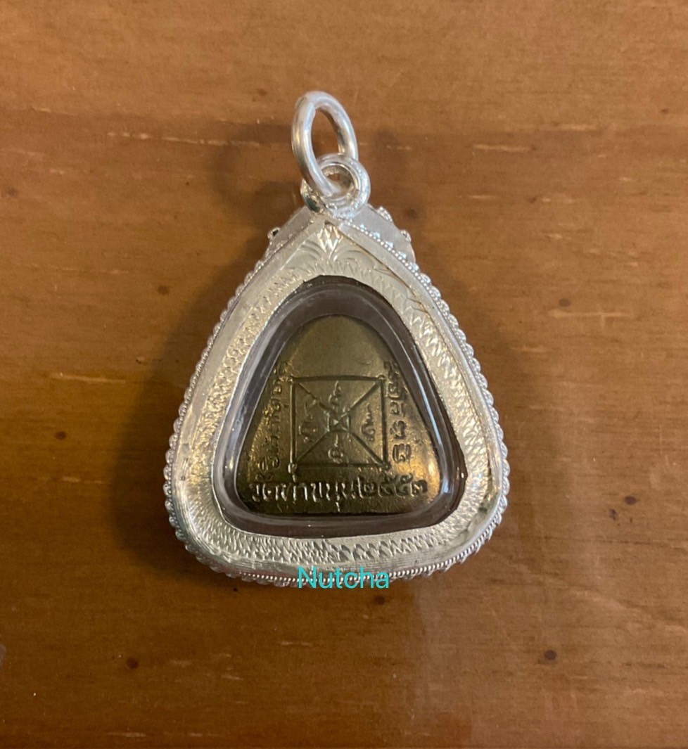 พระปิดตามหาเศรษฐีเงินล้าน เลี่ยมกรอบเงิน เนื้อนวโลหะ (ไม่เข้าพิธีกรรมฐาน 3 วัน) (เต็มสูตร แก่ทอง) วัดท่าขนุน ปี 53