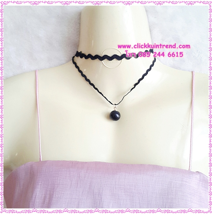 สร้อยคอโชคเกอร์ ลูกไม้เส้นหยักสีดำ แต่งด้วยลูกไม้แบบเดียวกัน ห้อยจี้ลูกปัดดำ