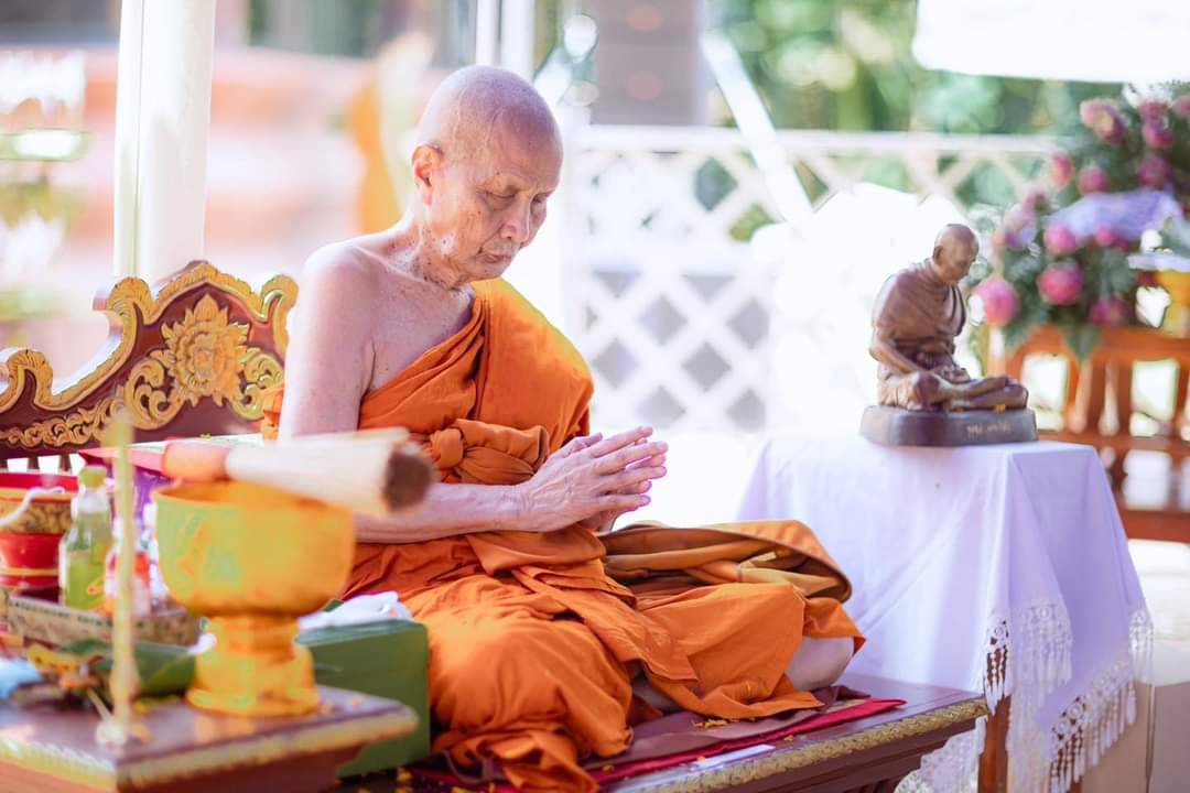 รูปเหมือนหลวงปู่ดู่ พรหมปัญโญ no.223 หน้าตัก 3 นิ้ว อิริยาบถเจริญพระกรรมฐาน