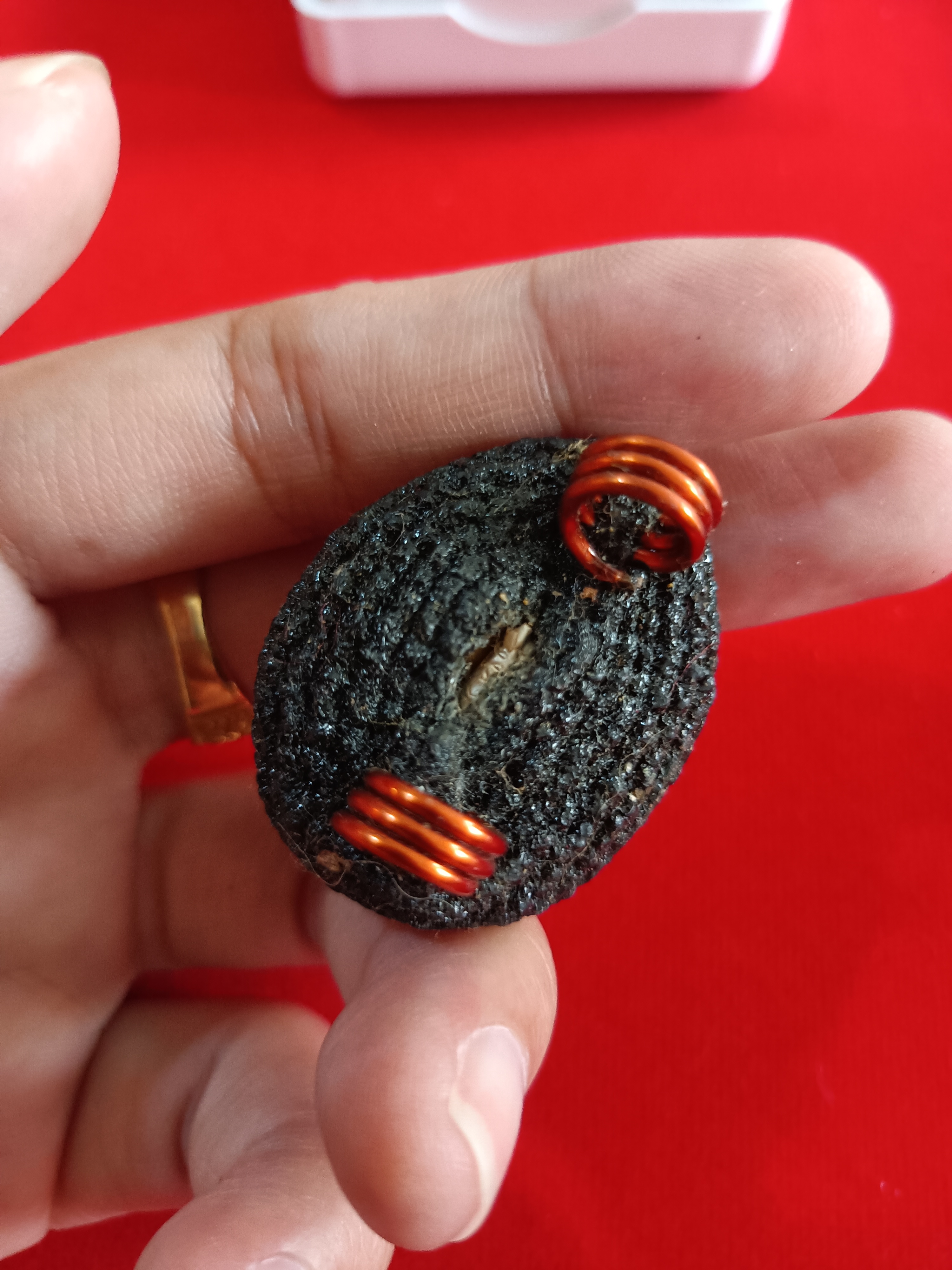 เบี้ยแก้ถักเชือกดำ บรรจุปรอท อุดมวลสารวิเศษ ฝังตะกรุดยันต์ฯ รุ่น มหาบารมี ลป.อิ่ม วัดทุ่งนาใหม่ ปี 66