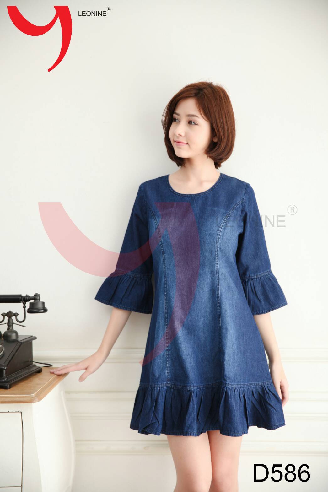 เดรสยีนส์ ชุดยีนส์สั้น ขนาด Free size สียีนส์เข้ม ออกแบบน่ารักๆระบายแขนและชายกระโปรง สวยใส่สบาย