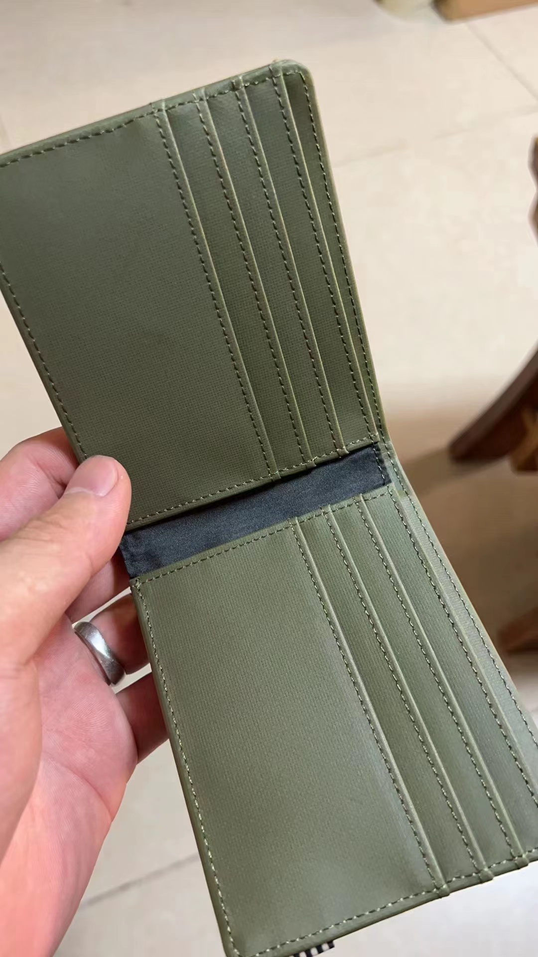 กระเป๋าสตางค์ Herschel Supply Roy Wallet Weather Resistant - Ivy Green ของใหม่ ของแท้ พร้อมส่ง