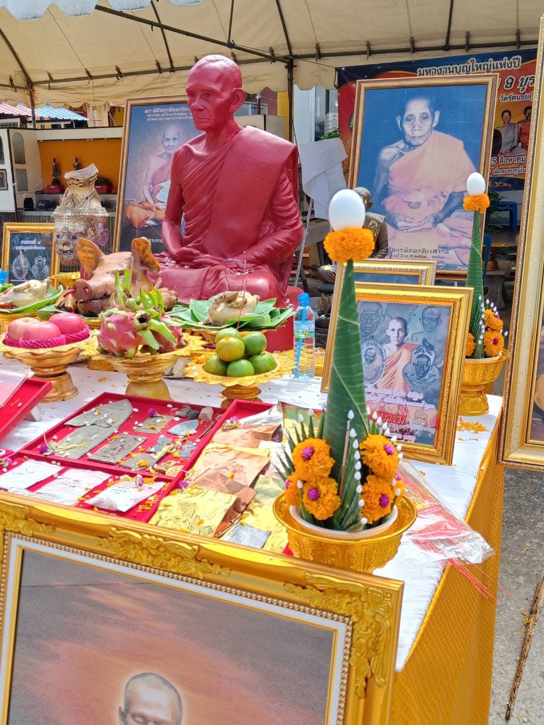 หลวงพ่อกวย ตะกั่วหน้ากากทองคำ 2 ด้าน นำฤกษ์ เกจิในพิธีจารหน้าหลังเต็มเหรียญ รุ่น คู่บารมี ลป.ศิลา ลพ.สุริยันต์ พอจ.ต้อม เสกวาระแรก