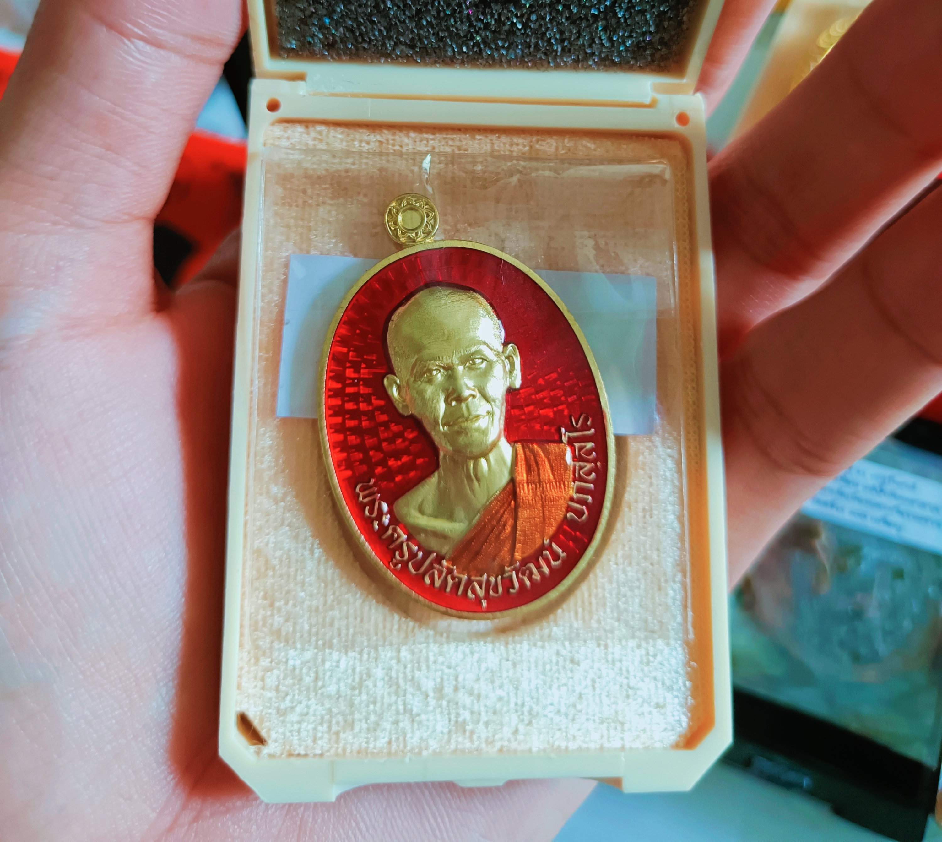 เหรียญลงยาแดง พระอาจารย์ต้อม มวลสาร 200 ล้าน