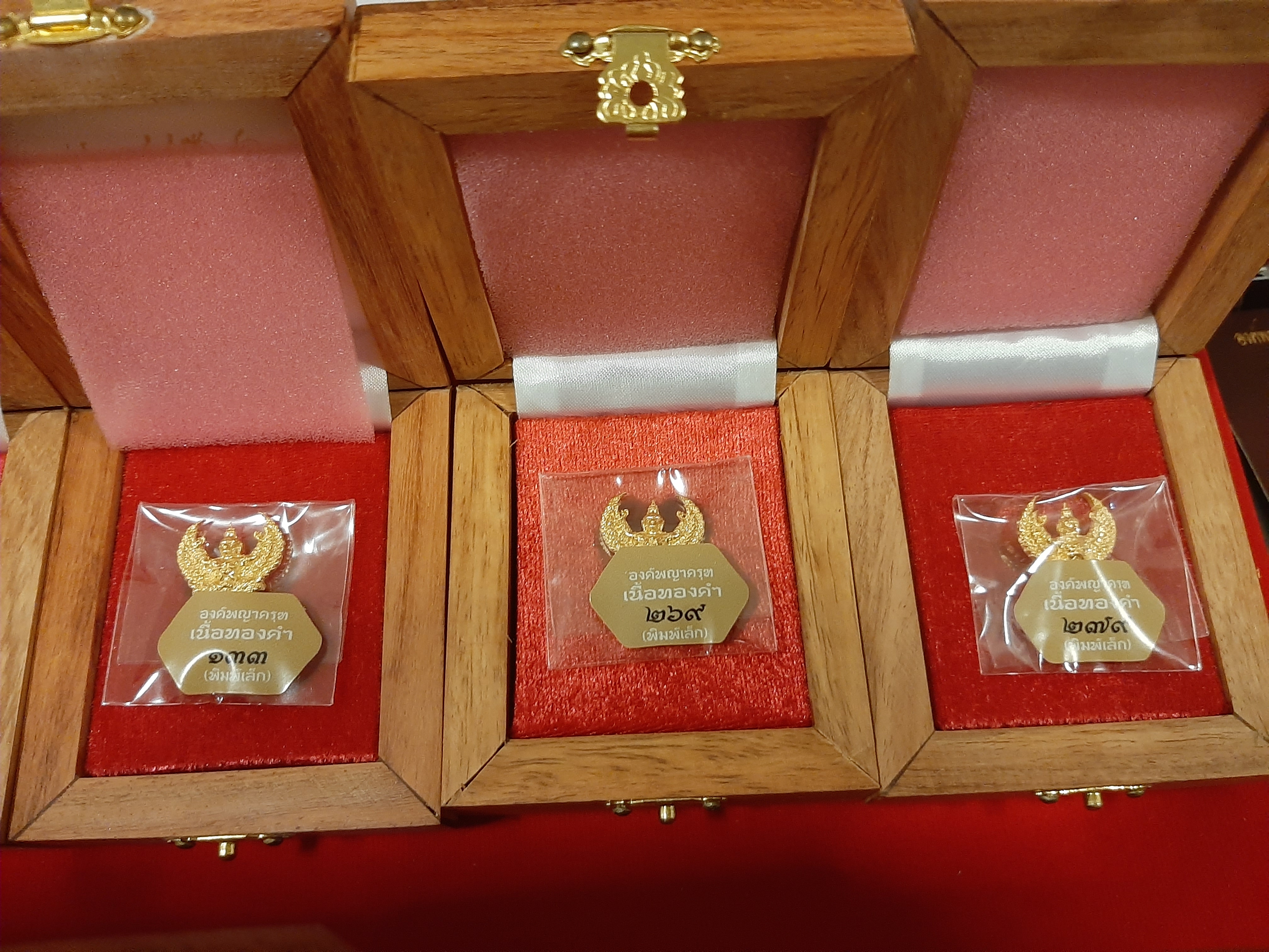 พญาครุฑกะไหล่ทองแพ็คคู่ พิมพ์ใหญ่และพิมพ์เล็ก รุ่น รวยสุดๆ วัดโพธิทอง