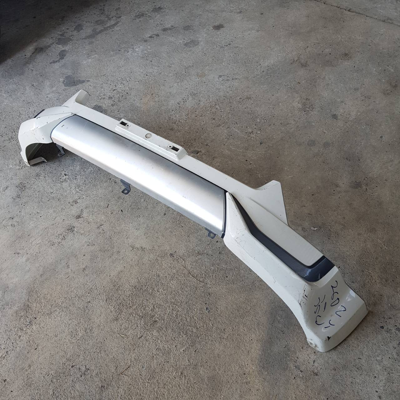 สเกิร์ตกันชนหน้า Isuzu D-Max Hi-Lander X-series ปี 2018(มือสอง)