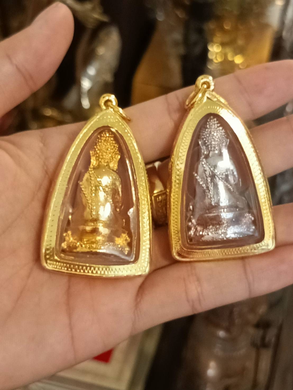 พระกริ่งพิชัยสงคราม รุ่น 2 หลวงพ่อเล็ก วัดท่าขนุน ปี 45 เลี่ยมกรอบเงินชุบทองคำล้อมพลอย