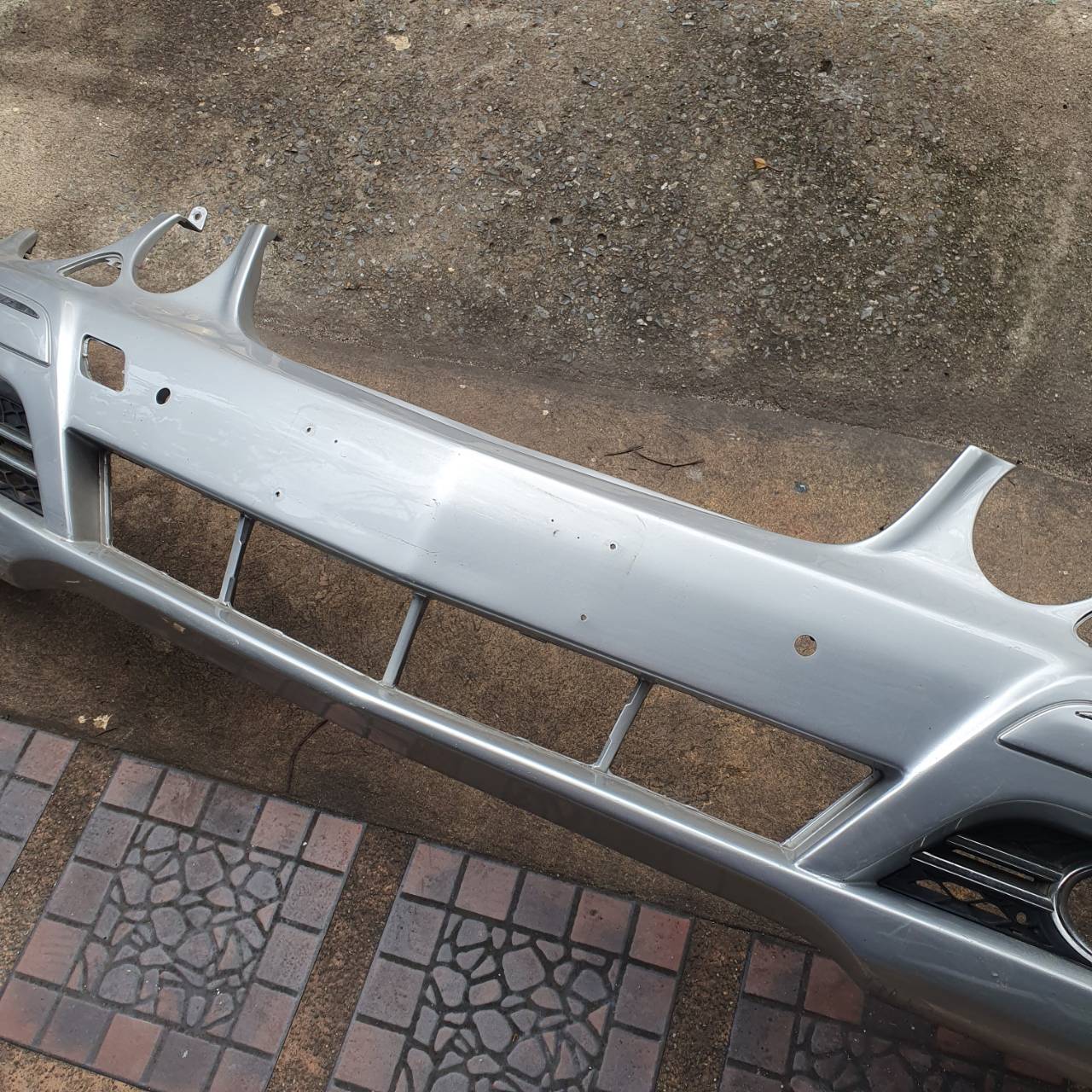 กันชนหน้า Benz มือสอง A2118801540 ขายตามสภาพ